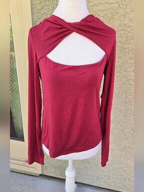 Guess Women’s Long-Sleeve Twist Cutout Top - Burgundy